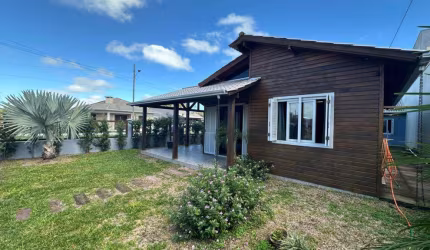 Casa 03 Dorm à venda no Bairro CAPÃO NOVO com 120 m² de área privativa - 1 vaga de garagem