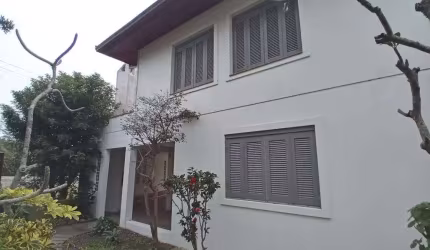 Sobrado 04 Dorm à venda no Bairro CAPÃO NOVO - 1 vaga de garagem