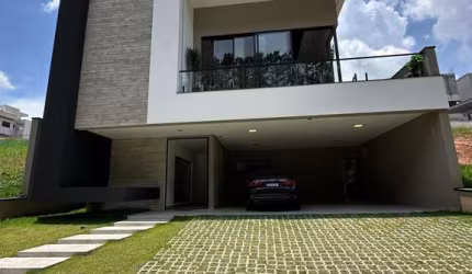 Sobrado para venda com 3 suítes e piscina no Condomínio Granja Anita.