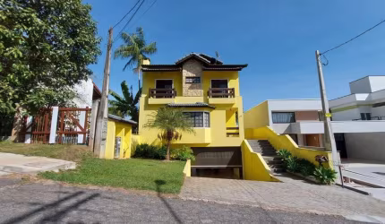 Sobrado para venda com 3 dormitórios e piscina no Condomínio Aruã.