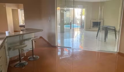 Sobrado para venda com 4 dormitórios e piscina na Vila Oliveira em Mogi.