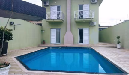 Sobrado para venda com 3 suítes e piscina na Vila Oliveira em Mogi das Cruzes.