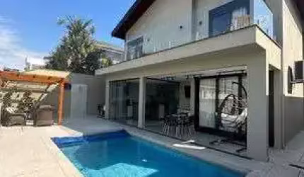 Casa alto padrão para venda com 3 suítes e piscina no Residencial Real Park.