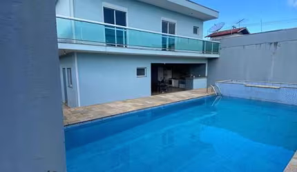 Casa alto padrão com 5 suítes, piscina, 750m² de terreno na Vila Oliveira.