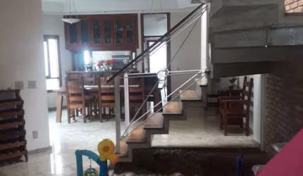 Sobrado para venda com 4 dormitórios e piscina na Vila Oliveira.