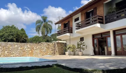 Linda casa para venda 4 dormitórios e piscina no Condomínio Arujazinho III.