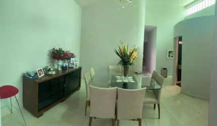 Casa térrea para venda com 3 dormitórios e quintal grande na Vila Oliveira.