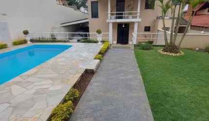 Sobrado com 3 suítes e piscina para venda na Vila Oliveira em Mogi das Cruzes