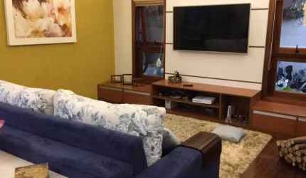 Casa para venda com 3 suites e quintal na Vila Oliveira em Mogi das Cruzes.