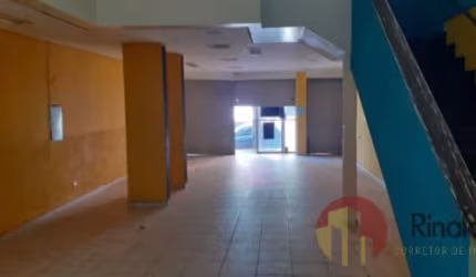 Loja térrea central, 251 m² interna, 2 garagens