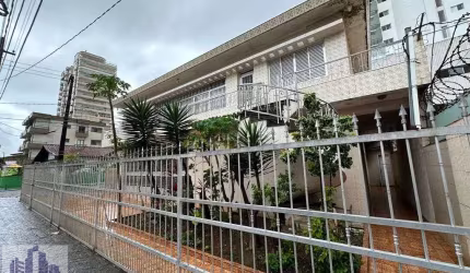 Casa de esquina a 130 metros da praia