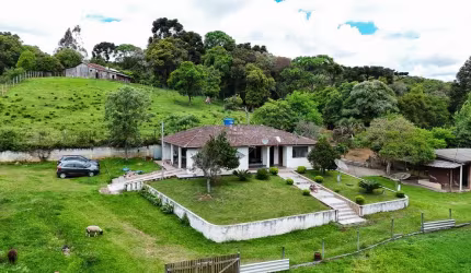 Chácara / sítio com 5 quartos à venda na Zona Rural, Mandirituba  por R$ 790.000