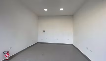 Salão comercial 25m², fino acabamento e porta de aço automática para alugar em Itaquera - São Paulo/SP.