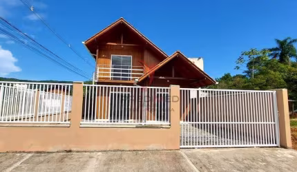 Bela casa em estilo rustico com 2 quartos próxima do centro de Penha