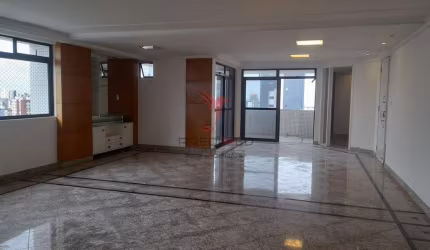 Apartamento em Manaira. Um por andar. 3 Suites. Sala enorme, Varanda. 3 vagas de garagem