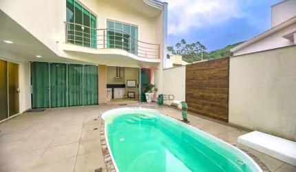 Casa em Itajaí com 380 mts2, no Ressacada,área de festas,churrasqueira,Piscina, 2 Vagas