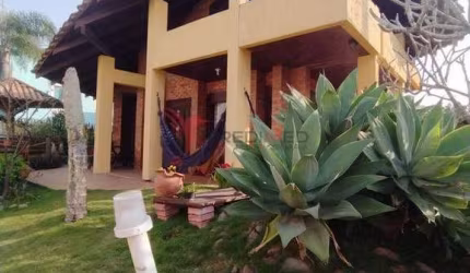 Casa na Praia com 5 Vagas de Garagem, frente mar , em Balneário Piçarras,  Santa Catarina
