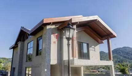 Linda casa em condomínio fechado , no Bairro  Casa Branca em Itapema,  SC