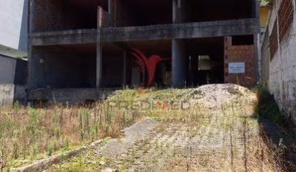 Terreno na ponta de baixo com casa em construção