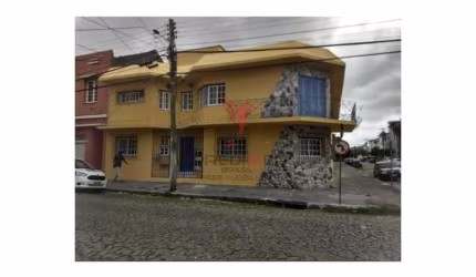 CASA NO CENTRO PRÓPRIO PARA CLINICA OU MORADIA, Sobrado com estacionamento próprio