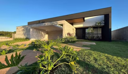 Casa com 3 dormitórios à venda, 233 m² por R$ 2.350.000,00 - Condomínio Village