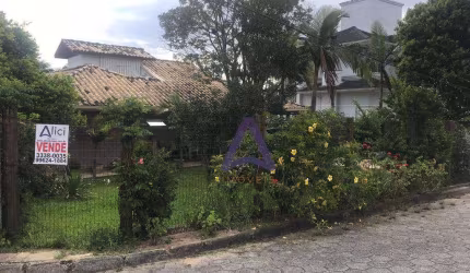 Casa Térrea no Campeche em excelente terreno plano e de esquina com 569 m² totalmente arborizado.
