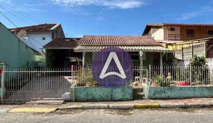 Casa 2 dormitórios, muito bem localizada.