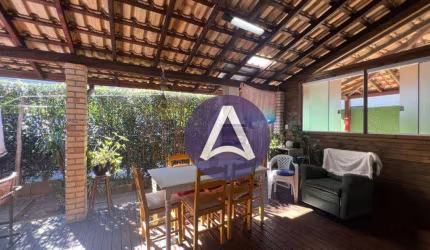 Casa com 2 dormitórios + 4 aptos, 175 m² por R$ 1.600.000 - Rio Tavares - Florianópolis/SC