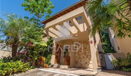 Casa com 2 quartos à venda na Rua Luzitana, 1251, Higienópolis, Porto Alegre por R$ 975.000