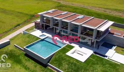 Casa projetada pelo escritório FGMF no Condomínio Quinta da Baroneza