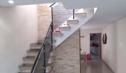 Sobrado Espaçoso à Venda ? 298m² de Conforto e Lazer!