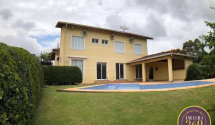 Linda e espaçosa casa assobradada.