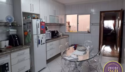 Sobrado à Venda em Guilhermina Esperança, São Paulo - SP