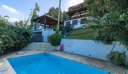 Casa com 6 dorms, Praia Vermelha do Centro, Ubatuba - R$ 2.78 mi, Cod: 2050