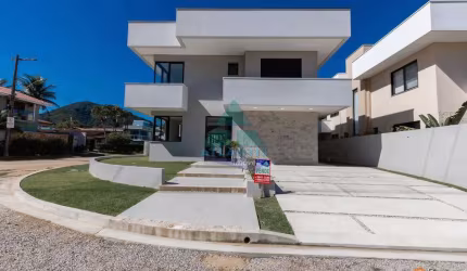 Casa com 4 dorms, Condomínio Lagoinha, Ubatuba - R$ 3.9 mi, Cod: 2184