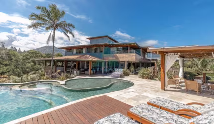 Casa com 6 dorms, Ponta das Toninhas, Ubatuba - R$ 25 mi, Cod: 2570