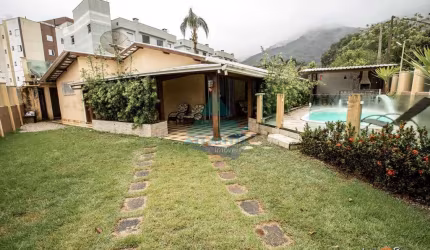 Casa com 4 dorms, Perequê Mirim, Ubatuba - R$ 850 mil, Cod: 1584