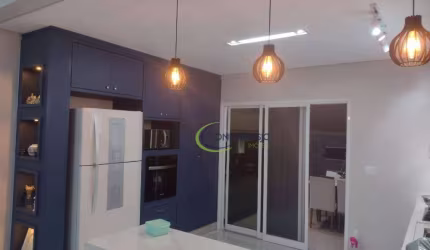 Casa térrea com piscina! Condomínio fechado!