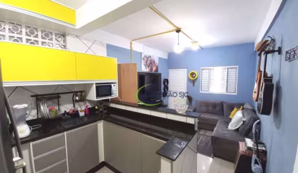 Casa com 2 dormitórios à venda, 127 m² por R$ 700.000