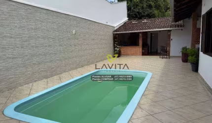 Belíssima residência com piscina no Bairro Ponta Aguda