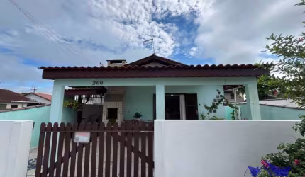 CASA NO BALNEÁRIO NEREIDAS: 2 DORMITÓRIOS, CHURRASQUEIRA E GARAGEM COBERTA A APENAS 3 QUADRAS DA PRAIA