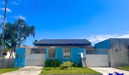CASA COM PISCINA A 250 METROS DA PRAIA NO BALNEÁRIO ELIANE - OCEANO IMÓVEIS
