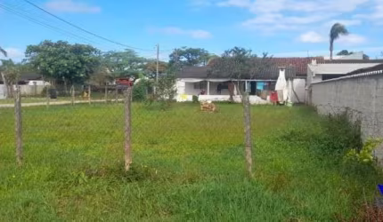 CASA COM AMPLO TERRENO DE ESQUINA BALNEÁRIO COROADOS