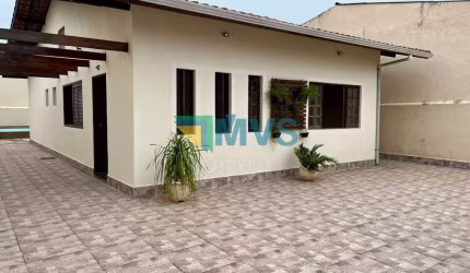 Casa à Venda em Itanhaém-SP, Bairro Balneário Tupy! 3 quartos, 1 suíte, 2 salas, 3 banheiros, 5 vagas, 120m² de puro conforto!