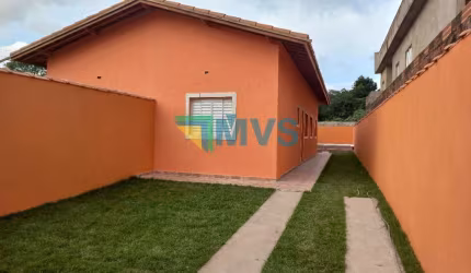 Casa à venda em Itanhaém-SP: 2 quartos, 1 sala, 2 banheiros, 2 vagas - Jardim Lindomar, 54m² de área!
