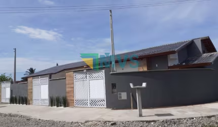 Casa à venda em Itanhaém-SP, Jardim Grandesp: 2 quartos, 1 suíte, 1 sala, 2 banheiros, 2 vagas de garagem, 60m² de área.