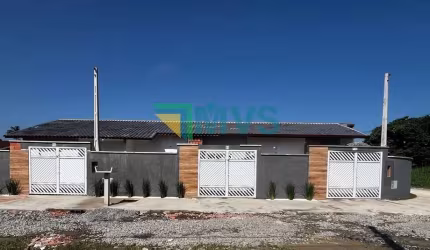 Casa à venda em Itanhaém-SP, Jardim Grandesp: 2 quartos, 1 suíte, 1 sala, 2 banheiros, 2 vagas, 61m². Aproveite!