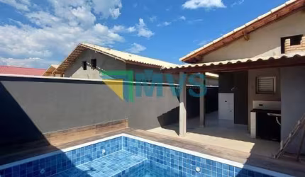 Imperdível Casa à Venda em Itanhaém-SP, Jardim Guacyra: 2 Quartos, 1 Suíte, 2 Salas, 3 Banheiros, 2 Vagas, 82m²!
