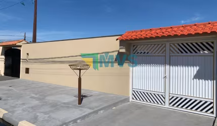 Imperdível casa à venda em Itanhaém-SP, Jardim Grandesp: 4 quartos, 2 suítes, 3 salas e 4 vagas!