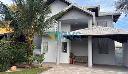 Casa à venda em Peruíbe-SP, Balneário Três Marias: 3 quartos, 1 suíte, 3 salas, 3 banheiros, 2 vagas, 160m²! Venha conferir!